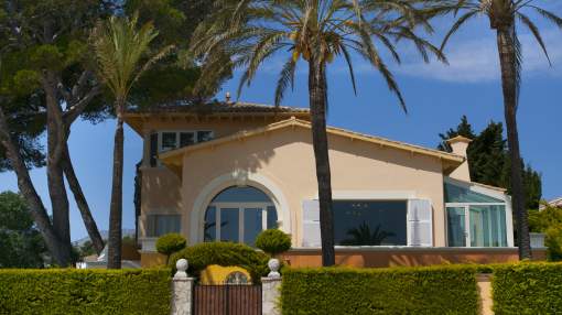 Extraordinary house on the seafront for rent Extraordinary house on the seafront for rent